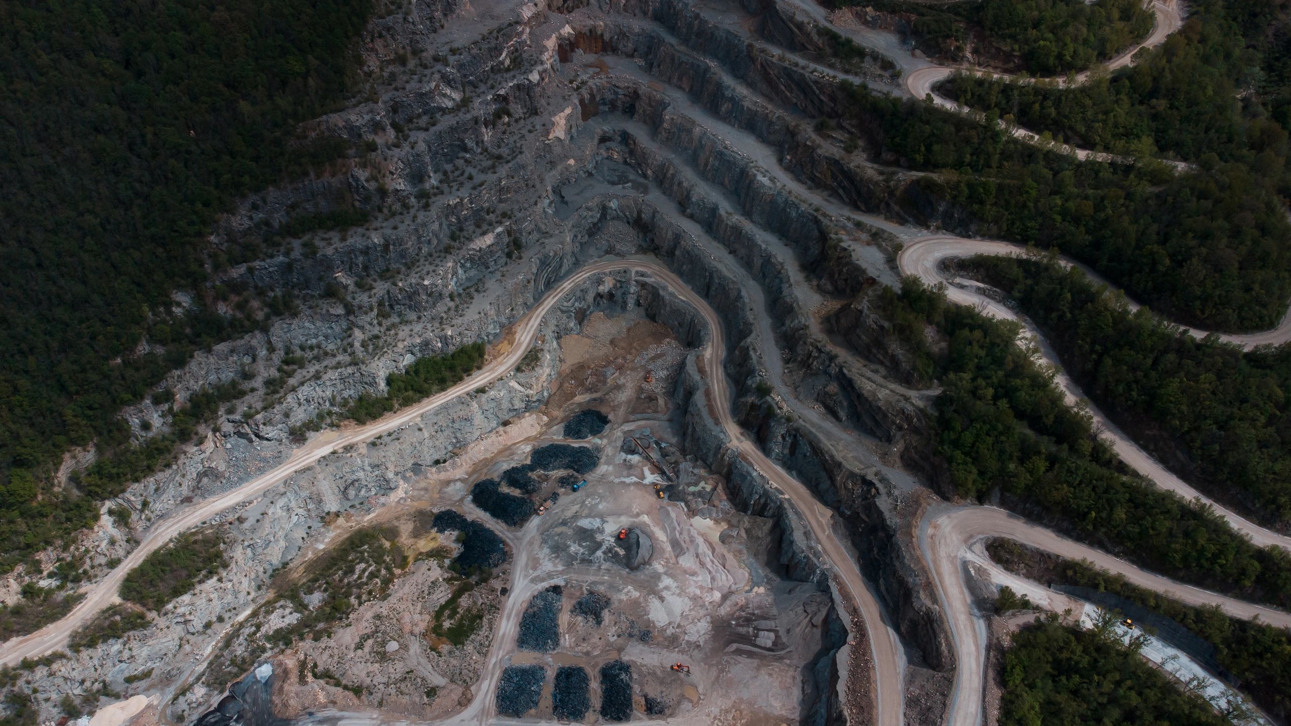 Quarry source image for granite extraction context